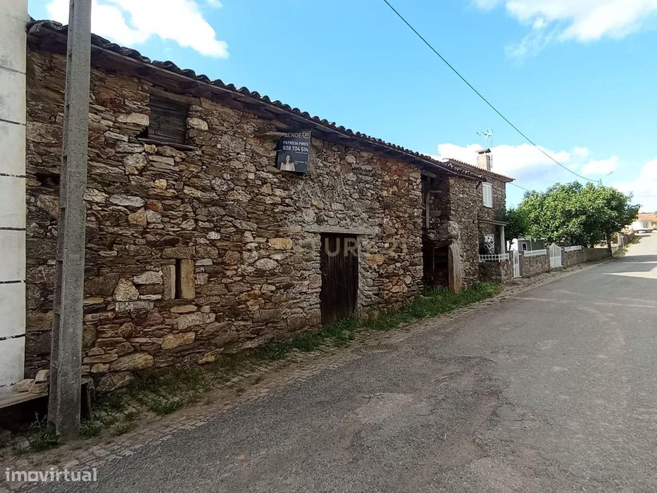 Casa Rústica para Recuperar na aldeia de Penhas Juntas, Vinhais