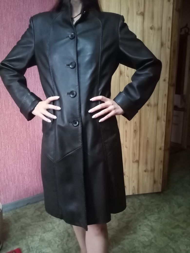 Кожаный чёрный плащ