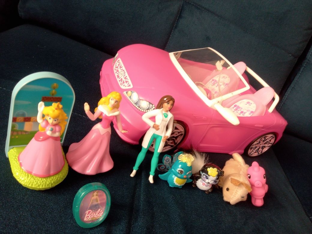 Samochód Barbie plus różne akcesoria.