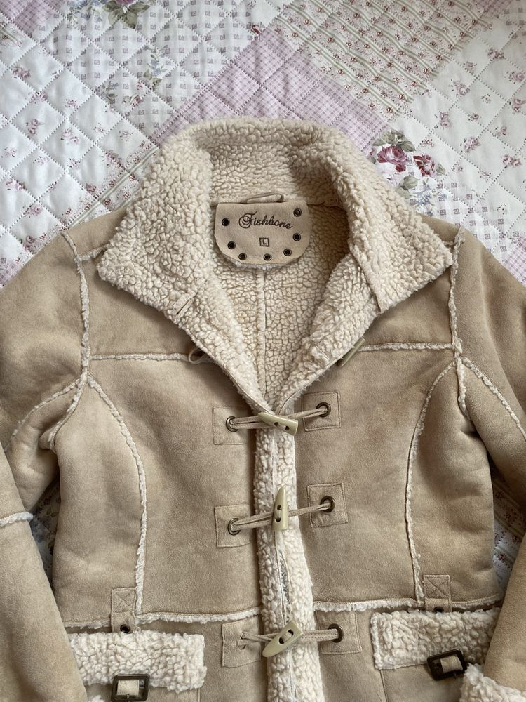Beżowy krótki kożuch M 38 L 40 fishbone vintage slavic