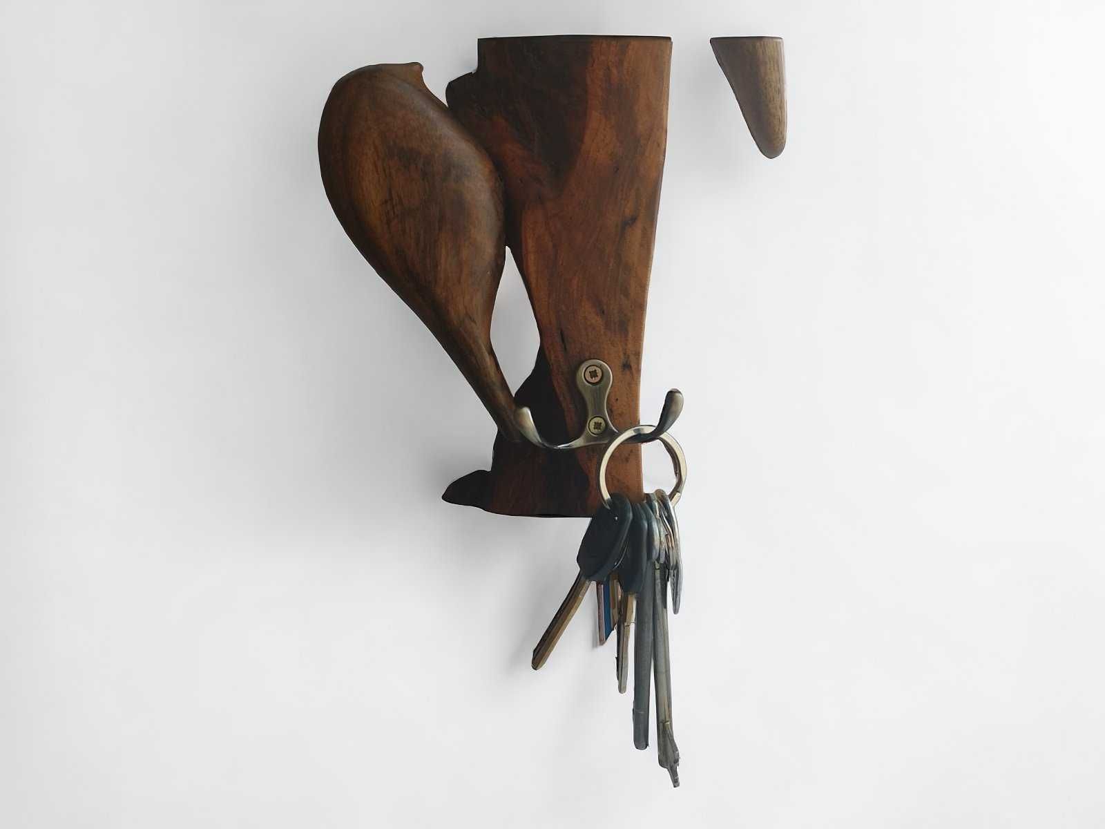 ключниця з двома гачками зроблена з дерева