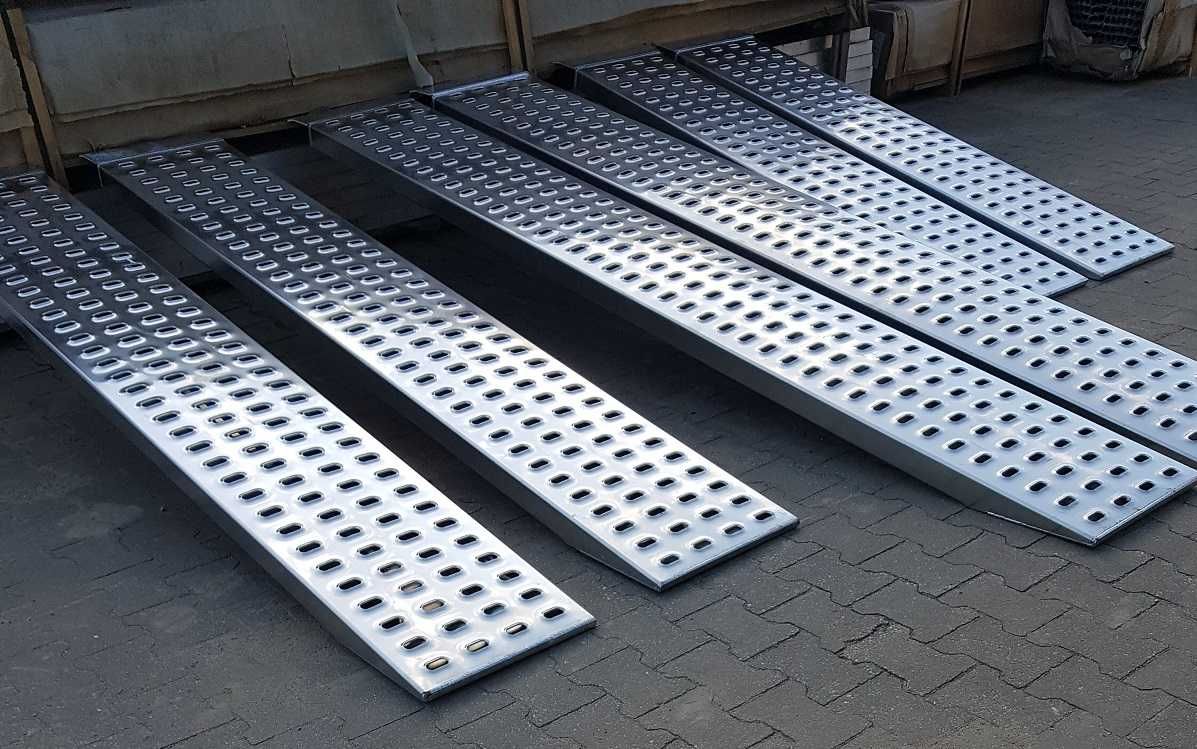 Najazdy aluminiowe 3000 x 425 x 4 mm .Ładowność 2500 kg.