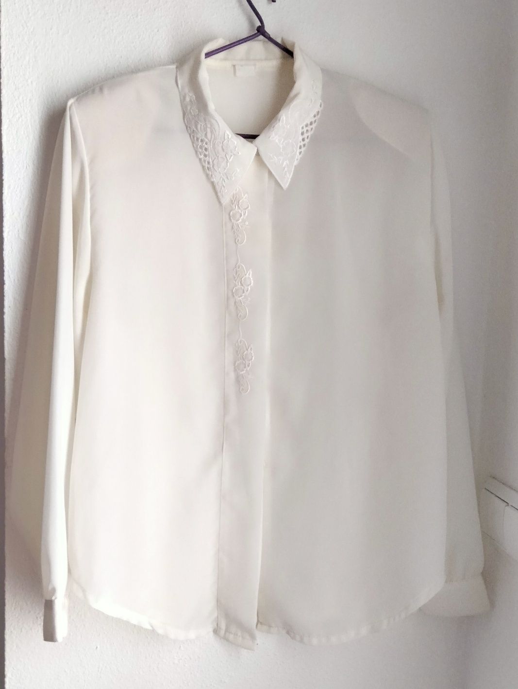 Camisa branca bordada