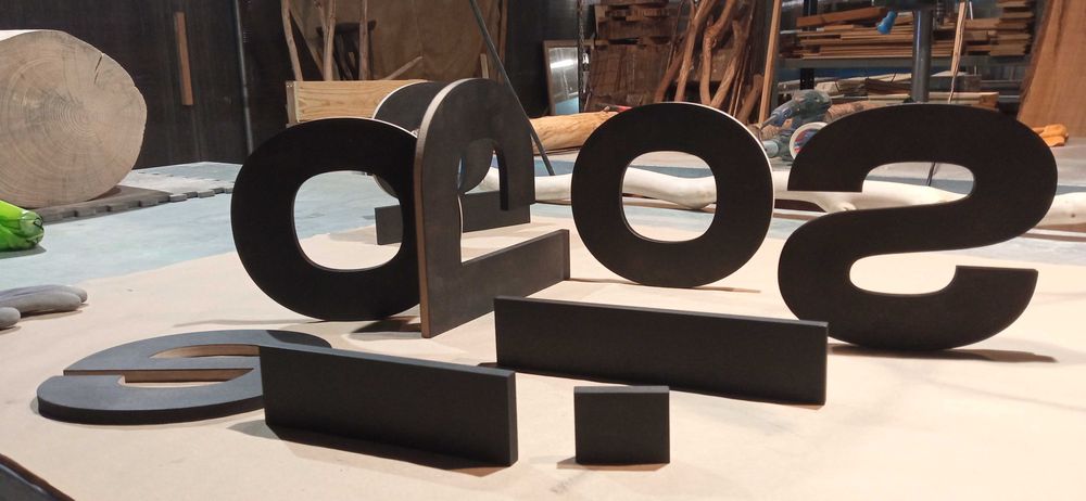 Letreiros, Sinalética, CNC e Gravação a Laser - Soluções para Negócios