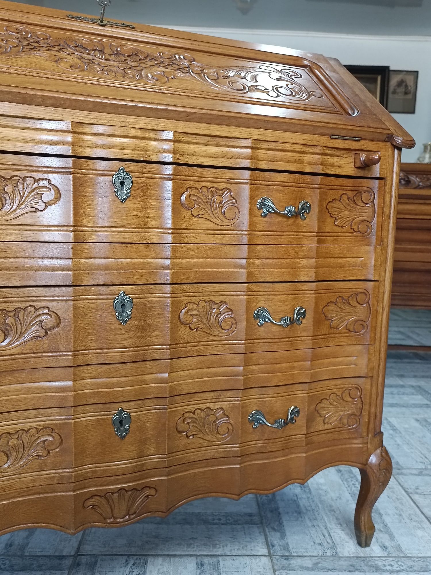 Великий дубовий секретер, комод