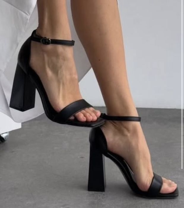 Босоніжки на каблуку