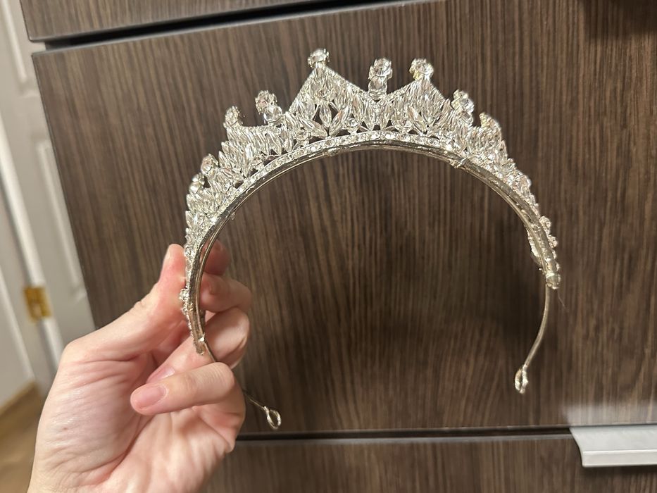 Корона, діадема дуже гарна з камінням