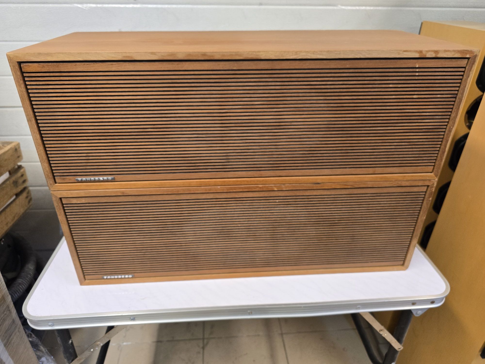 TANDBERG System 13 głośniki monitory podstawkowe.