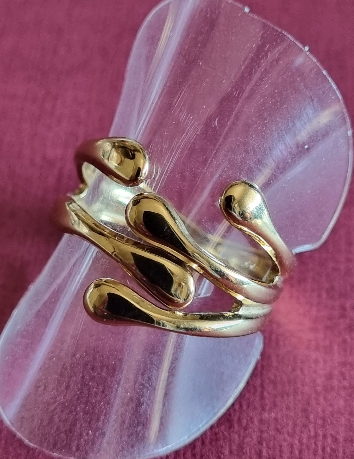 Anel dourado, em aço inoxidável, muito elegante. Ajustável