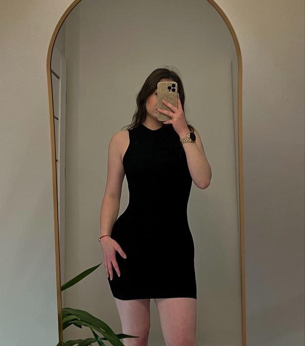 Czarna dopasowana sukienka Bershka XS