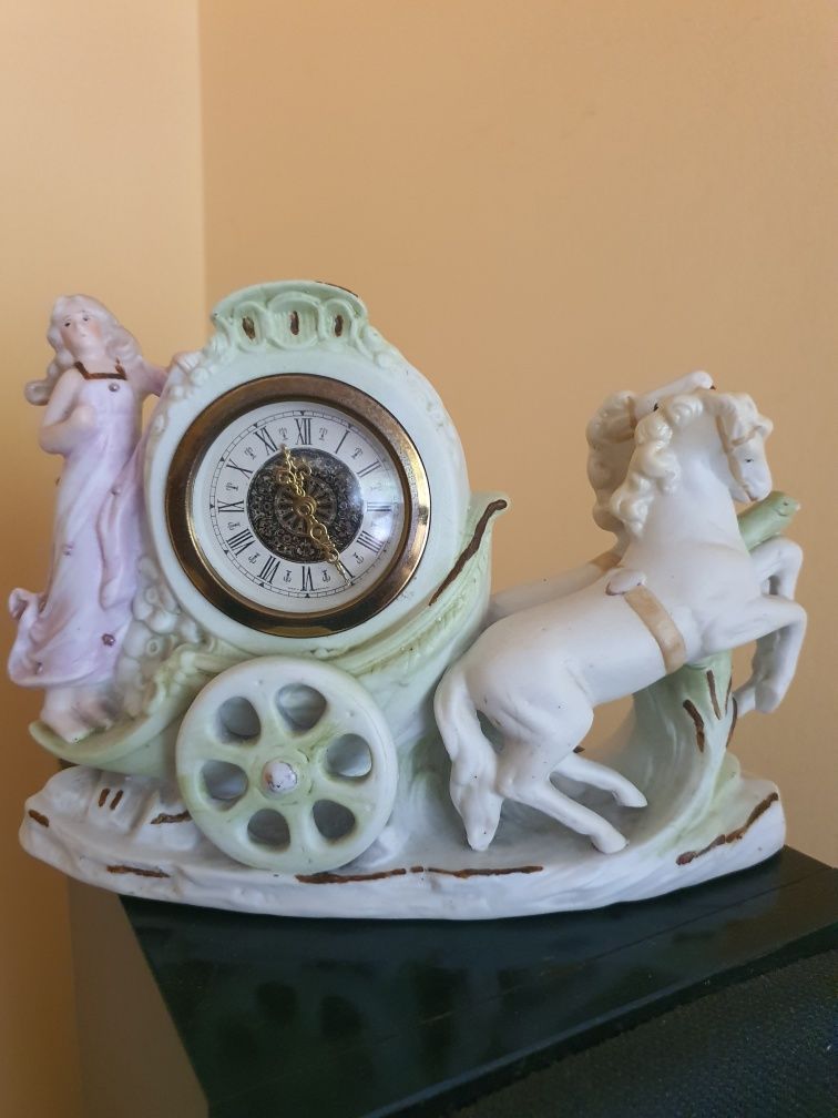 Zegar kominkowy nakręcany z porcelany, sprawny.