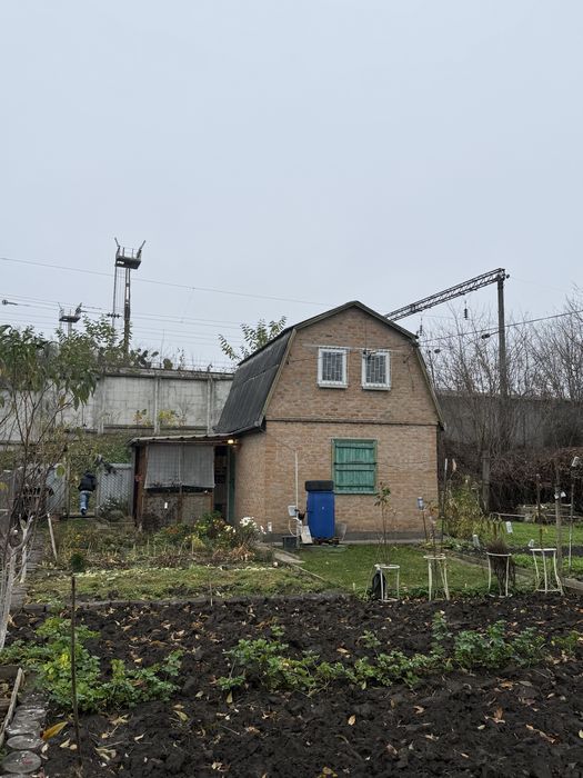 Дача з будинком в тихому місці