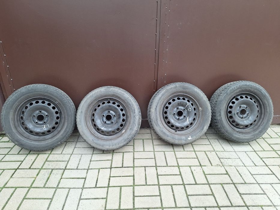 Opony zimowe Blizzak LM-25 195/65R15 + felgi + kołpak VW
