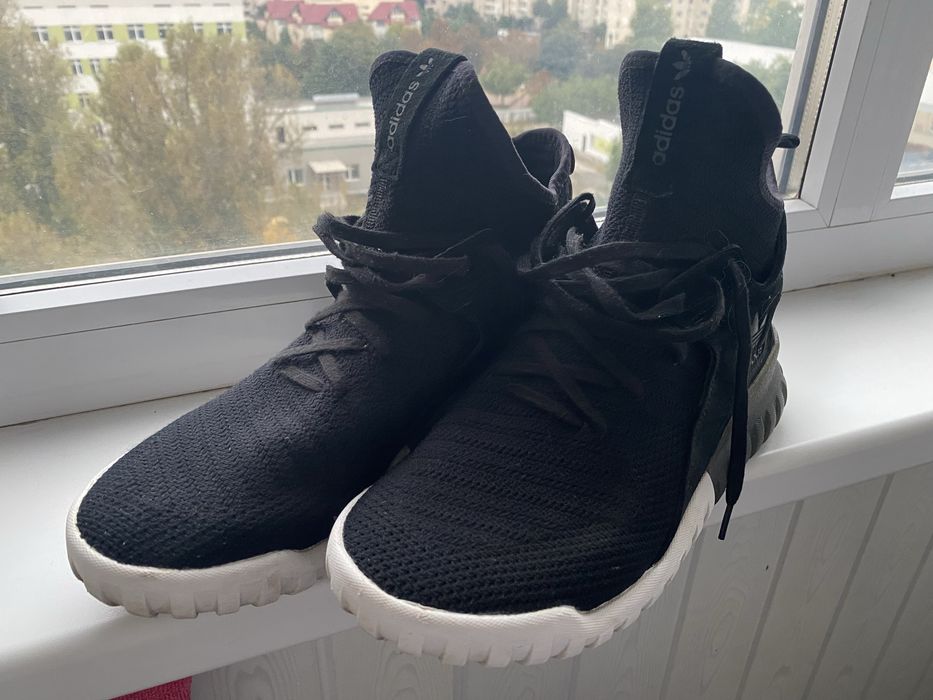 Продам кросівки  adidas fubular