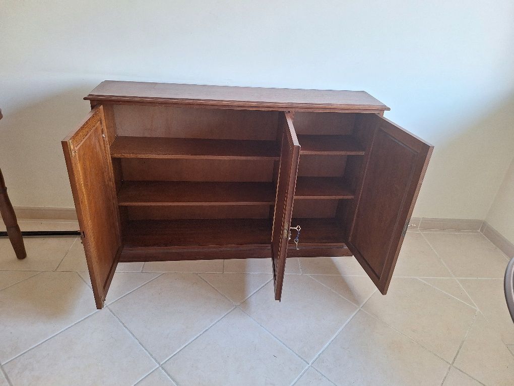 Móvel aparador com 3 portas