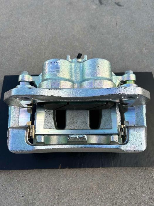 Супорт передній правий