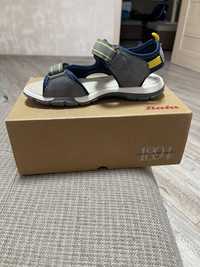 Босоніжки сандалі Bata, eur 35, нові.