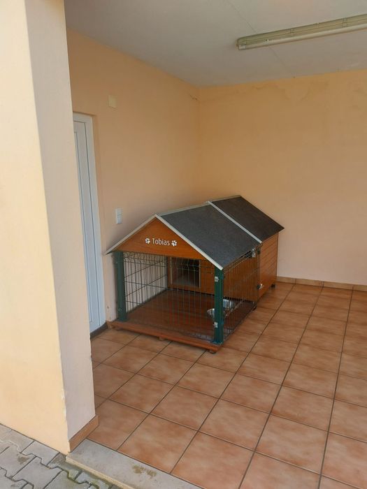 Casota para cão com isolamento térmico,  nunca usada.