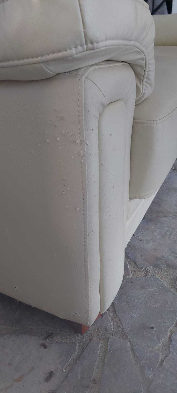 Sofá branco confortável de 3 lugares