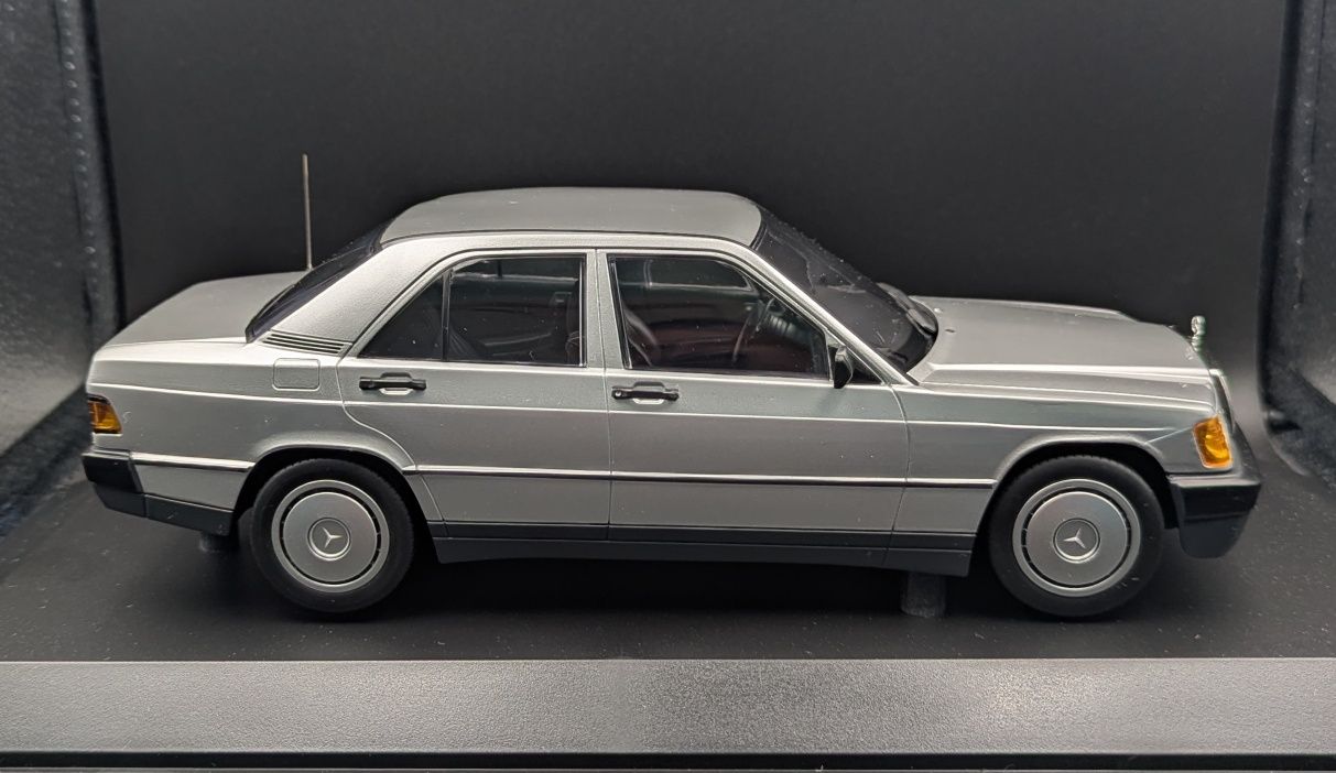 Mercedes Benz 190E Minichamps масштаб 1:18