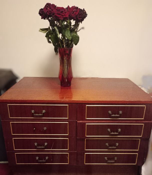 Комод з ящиками.