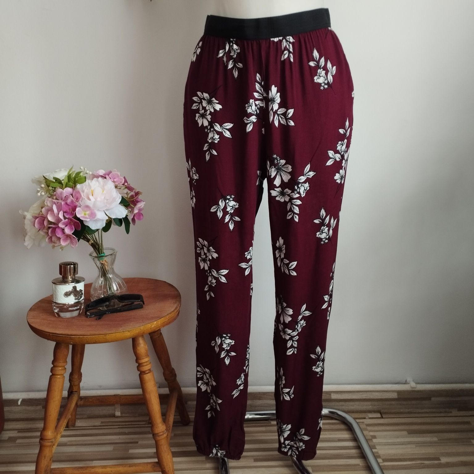 Nowe damskie spodnie Select z metką – bordowe w kwiaty, rozmiar 36/38