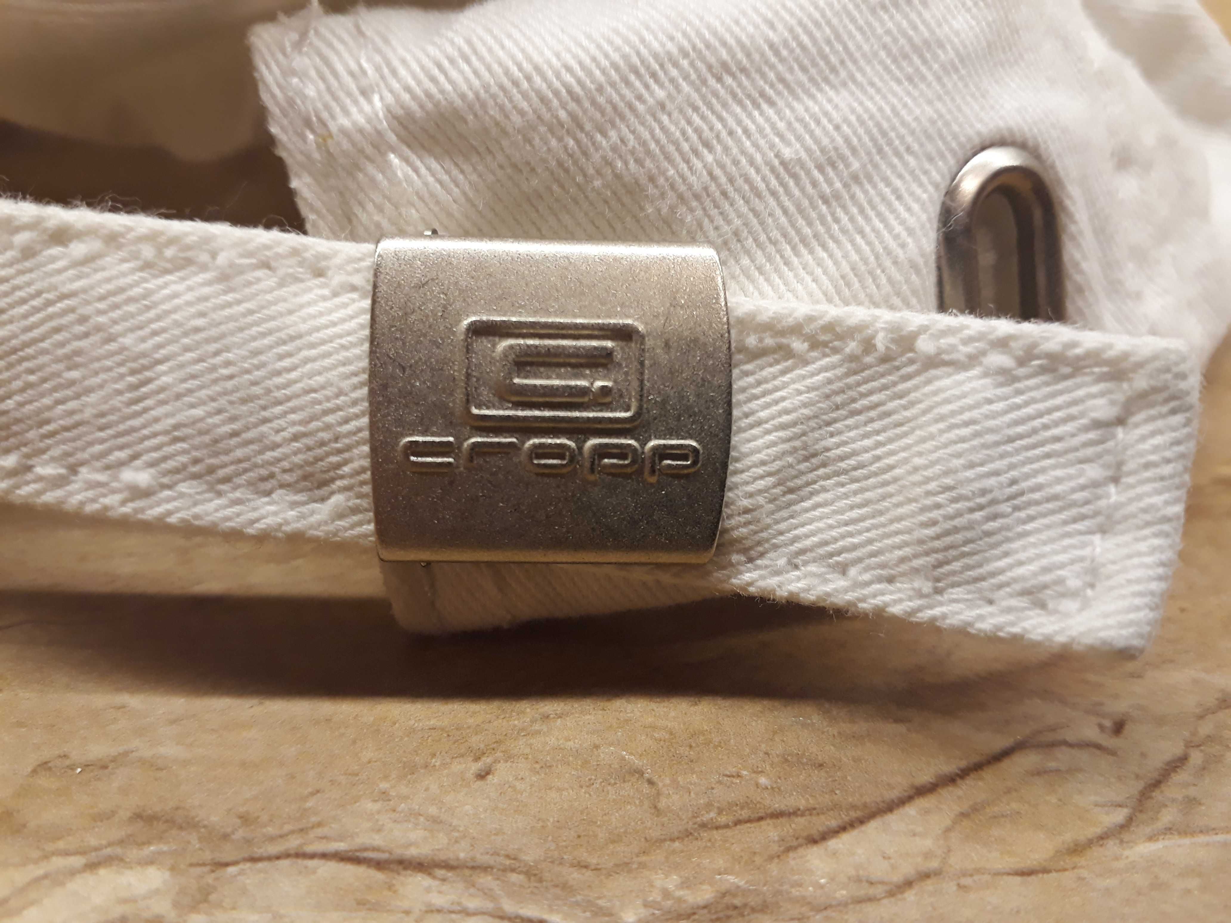 Cropp. Czapka z daszkiem, jeans.