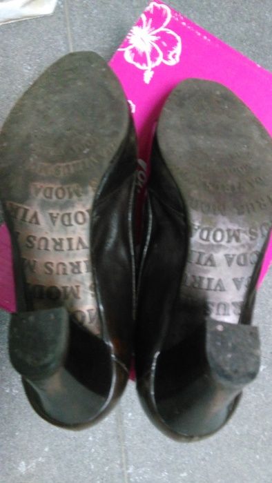 Sapatos de pele da marca Virus Moda