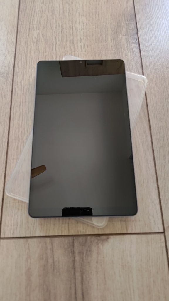 Tablet Realme Pad Mini 8,7" 4/64GB + etui stan idealny