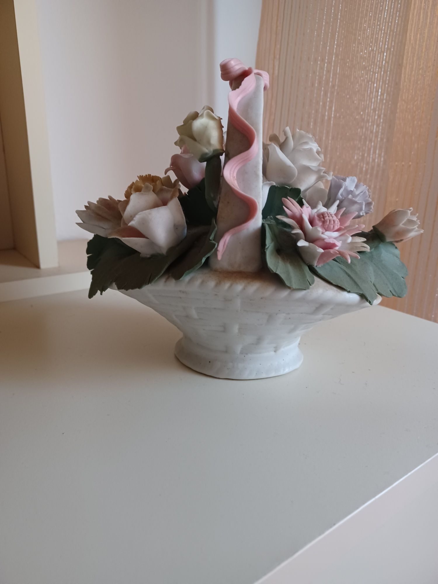 Cesto em loiça com flores coloridas em loiça também. Para decoração