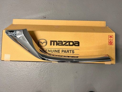 Молдинг решетки радиатора хром правый Mazda CX5 2022 2023 2024