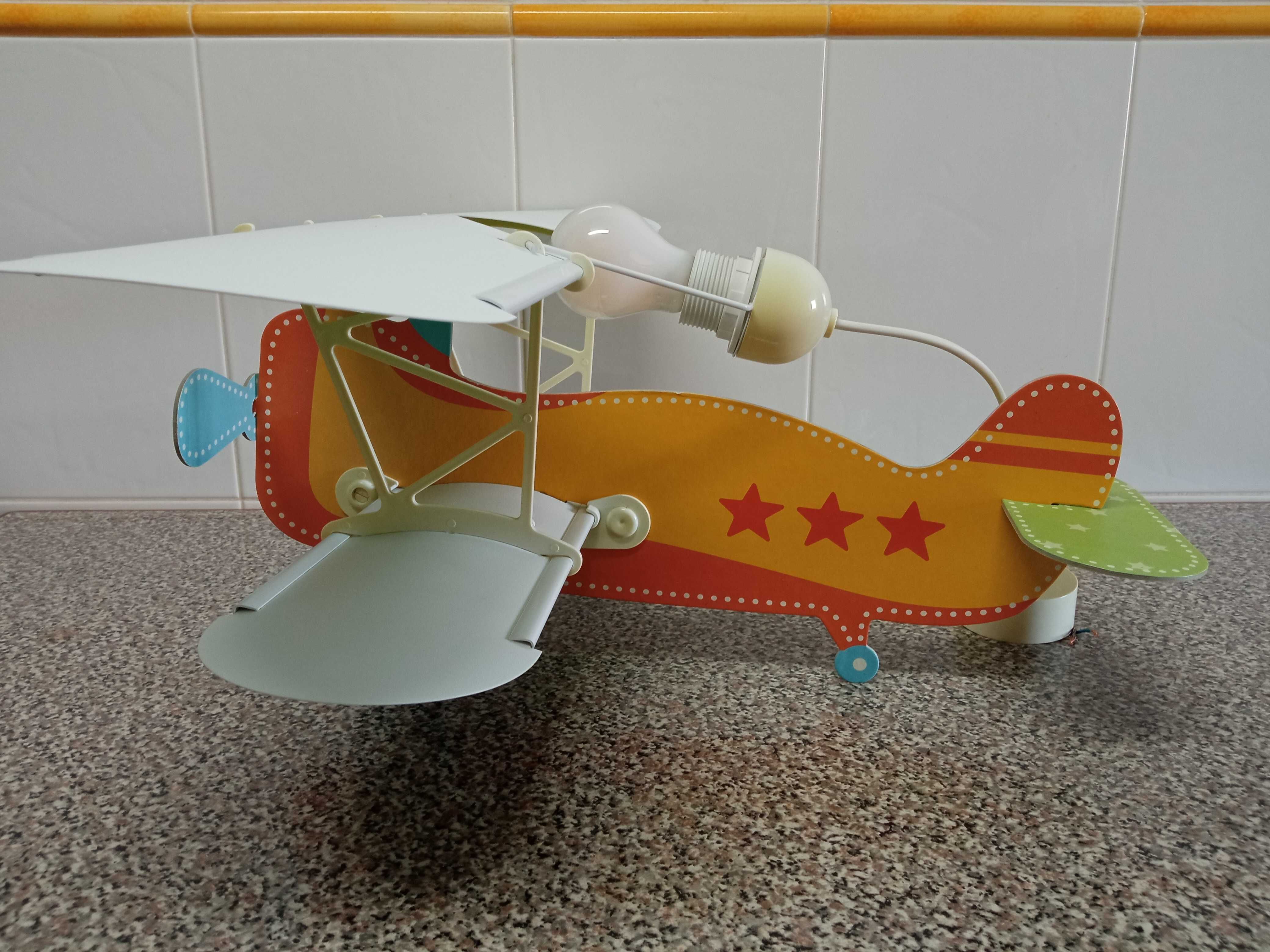 Candeeiro para quarto de criança, em forma de avião