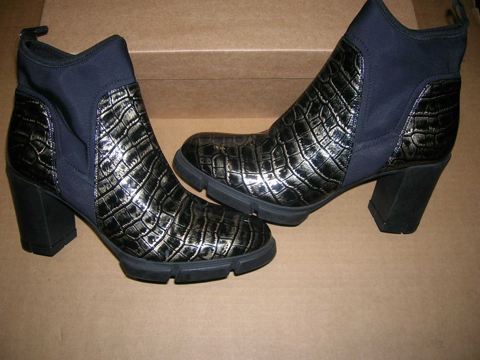 Жіночі шкіряні ботильйони LORBAC з крокодиловим візерунком. Розмір 41