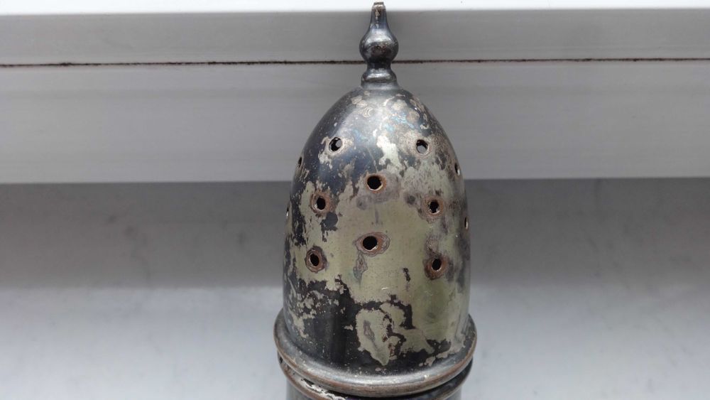 Bardzo stara duża angielska solniczka.