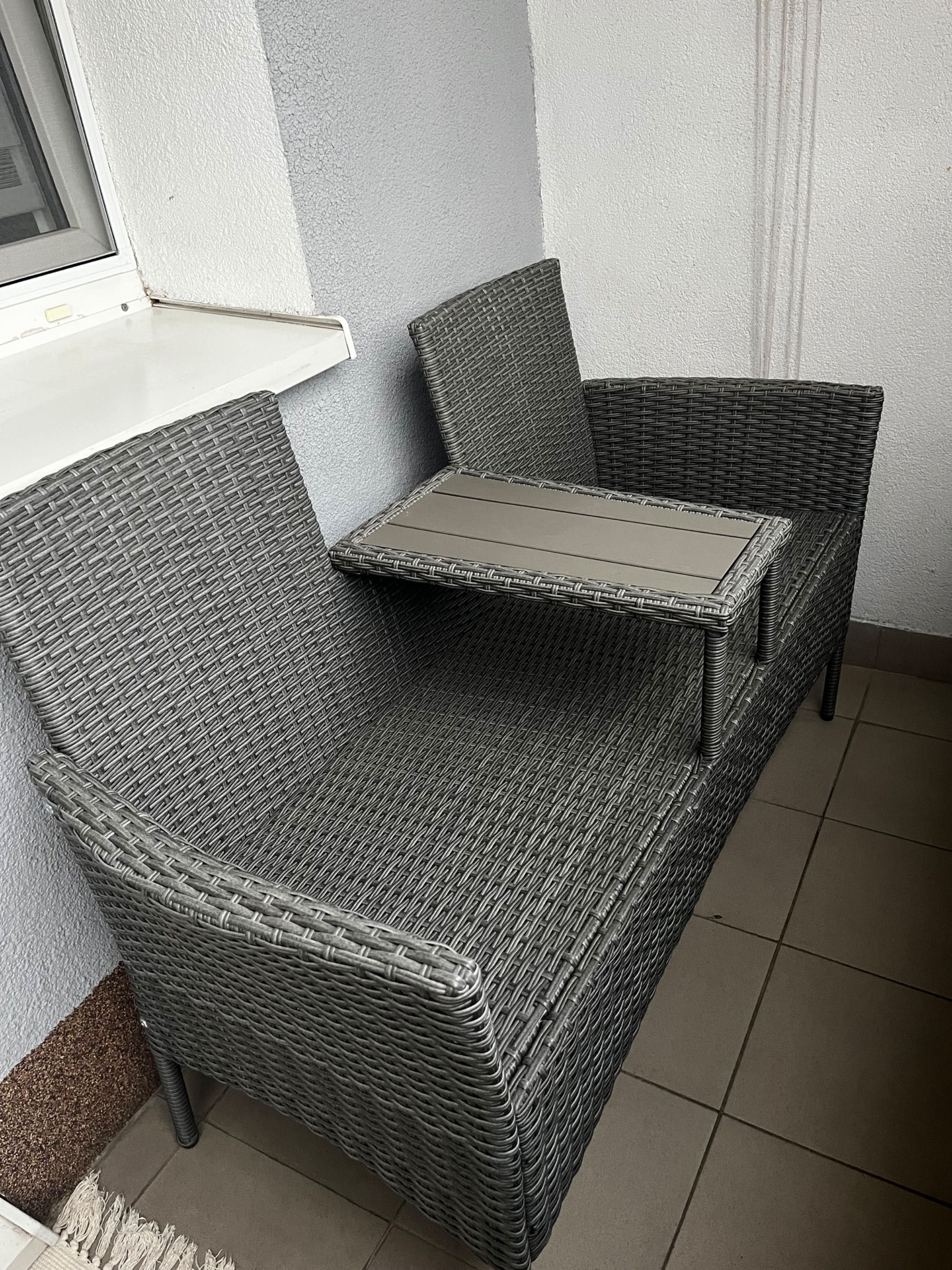 Ławka ze stoliczkiem