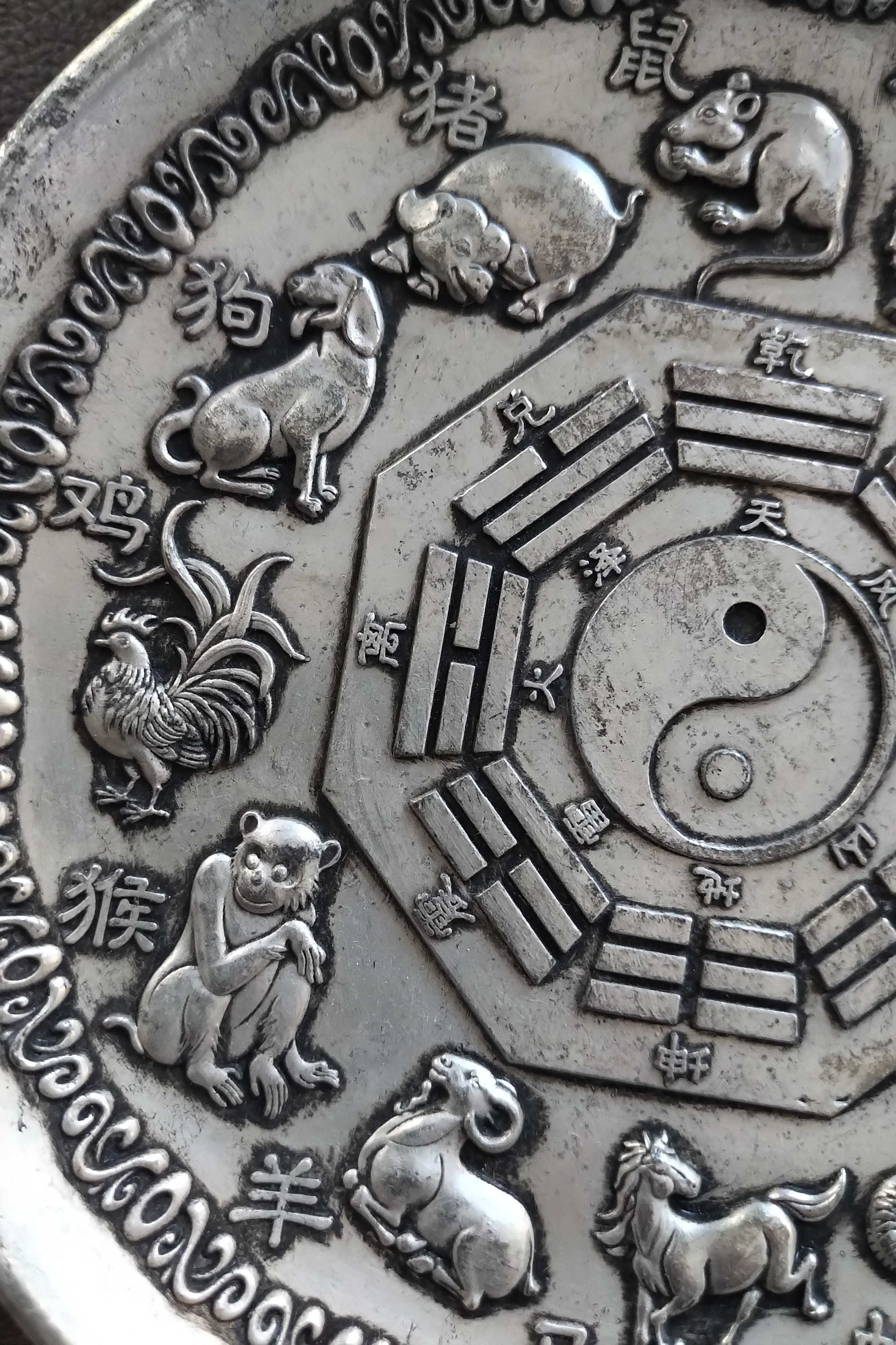 Horoskop symbole -Tao chinski metalowy ( tzw bialy metal ) talerz
