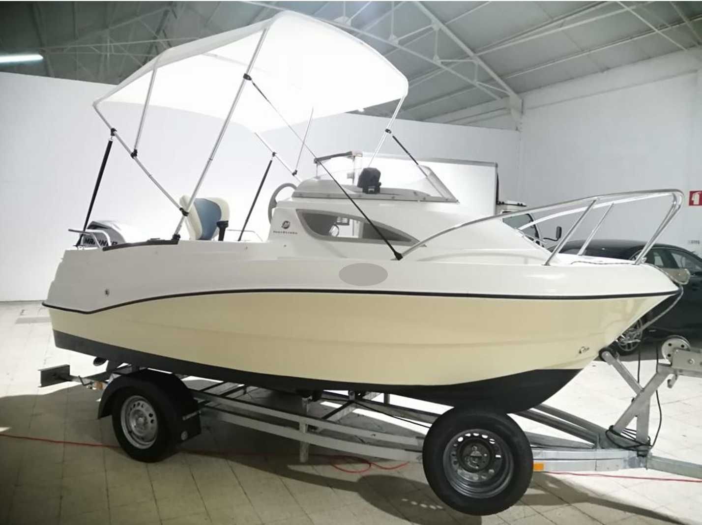 Barco Quicksilver Cabin 430 com Motor 40 HP