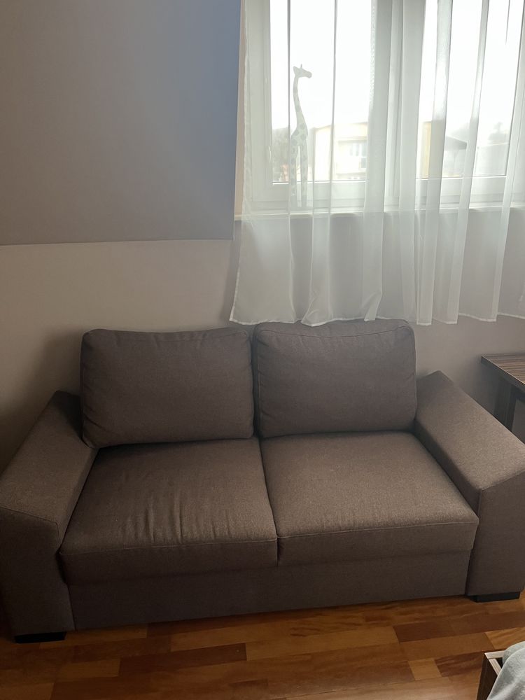 Brązowa sofa nierozkładana