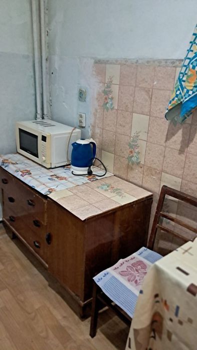 оренда 1-кімнатної квартири з окремую кухнею у комунальній квартирі