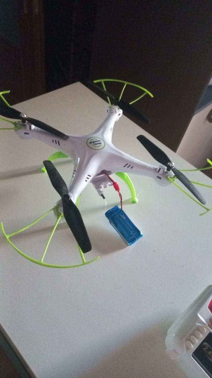 Dron SYMA X5HW z pilotem i baterią