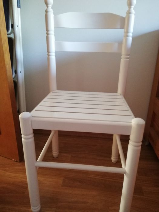 Cadeira branca de madeira pouco uso