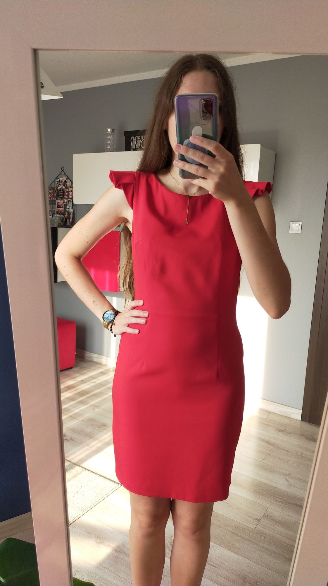 Czerwona sukienka midi z ozdobną kokardą