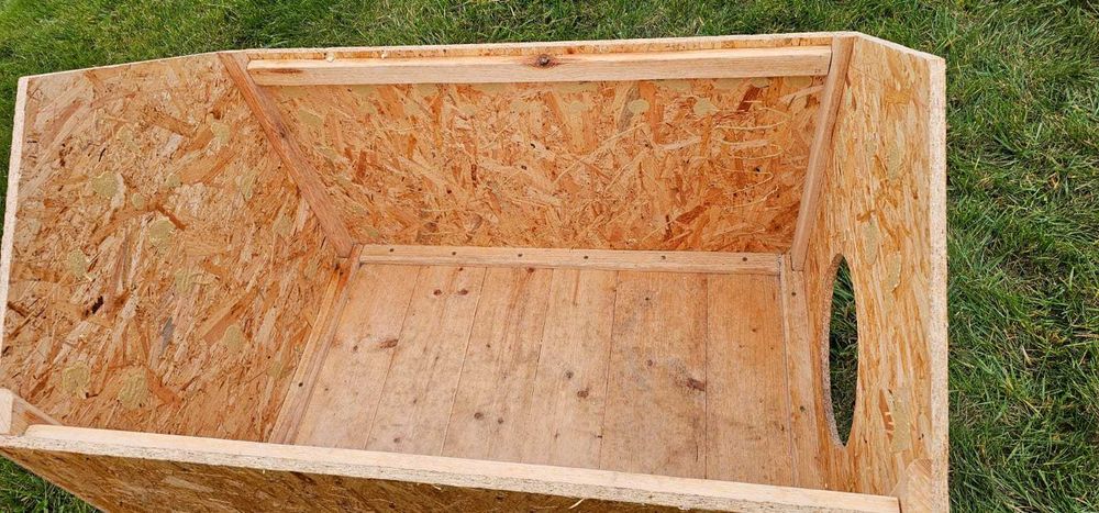 Buda ocieplana dla dużego psa (Bernardyna, Owczarka)