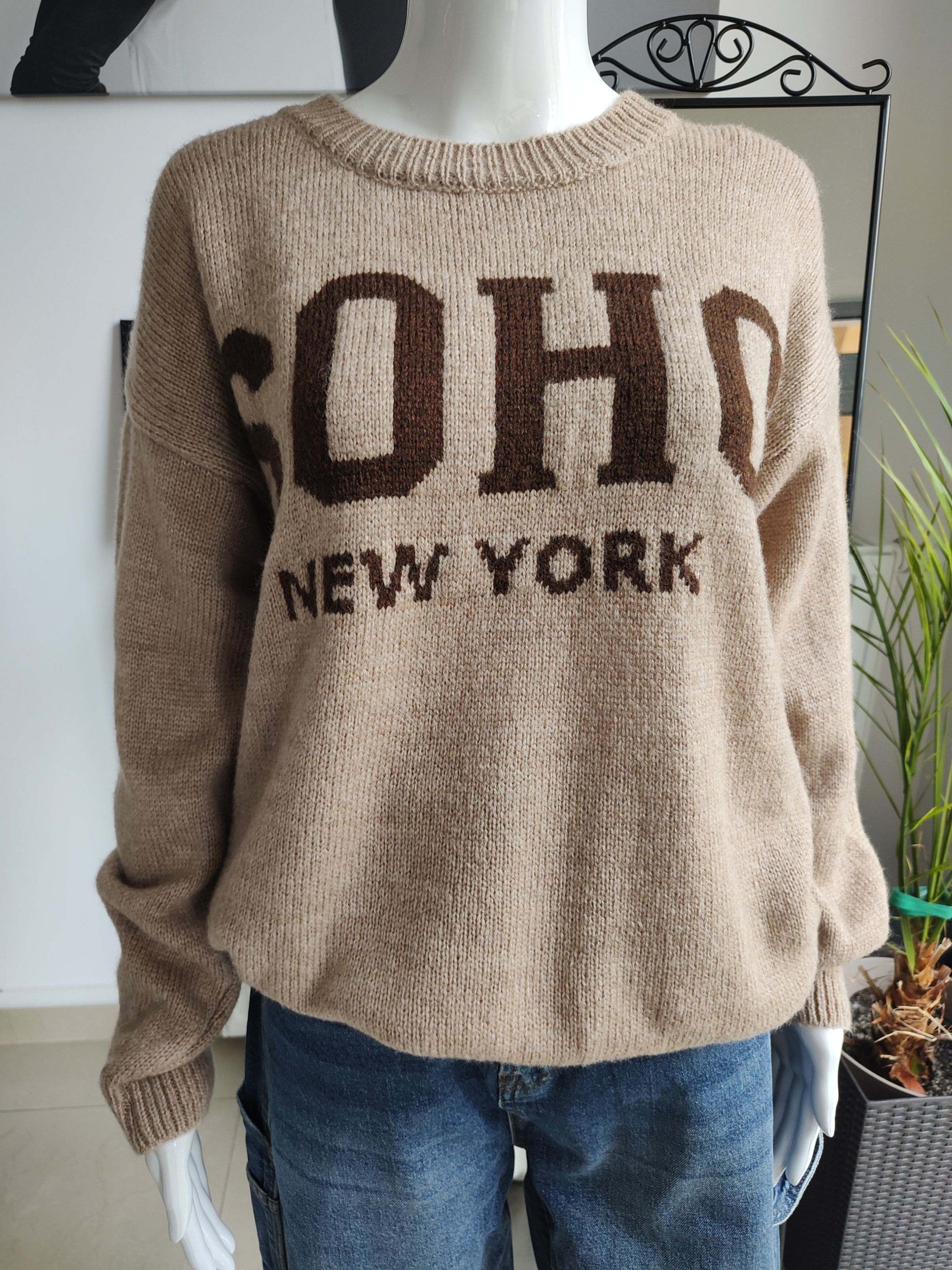 Sweter z napisem Soho - camelowy One size Azara