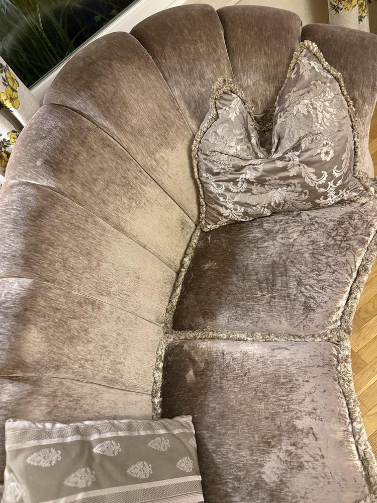 Włoska półokragla sofa