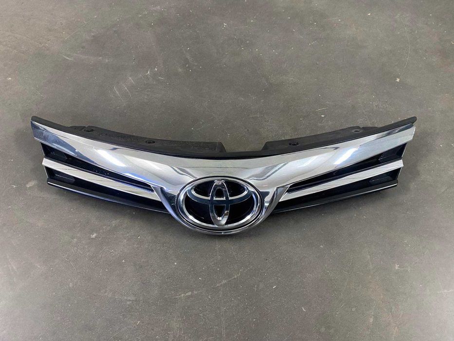 Решітка радіатора решотка радиатора Toyota Corolla E180 16-18р. Дефект
