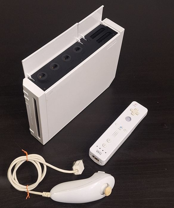 Vendo consola Nintendo Wii com vários jogos.