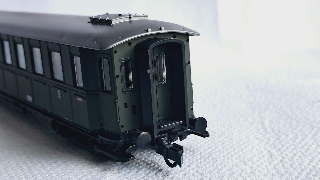 Wagon osobowy drugiej klasy firmy Roco H0