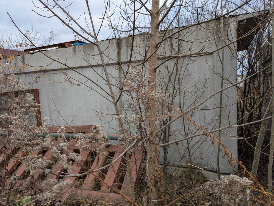 Бетонний гараж без місця