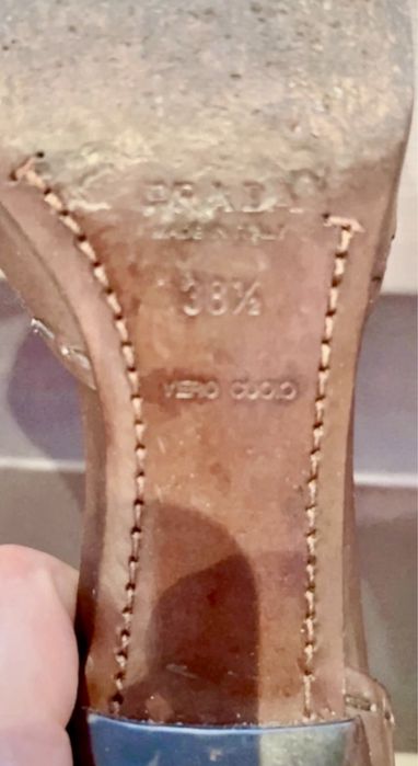 Sapatos em pele castanho da Prada